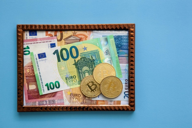Банкноты евро и биткойнов в рамке