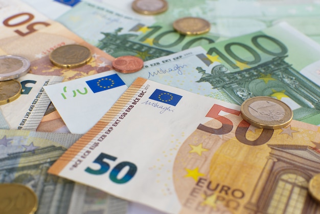 Фондовый банкноты и монеты евро