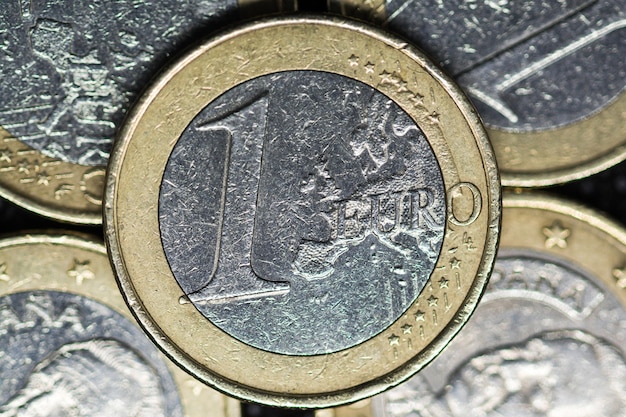 Foto una moneta in euro in macro