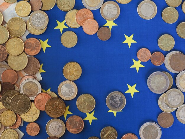 Foto monete in euro (eur), valuta dell'unione europea sulla bandiera dell'europa
