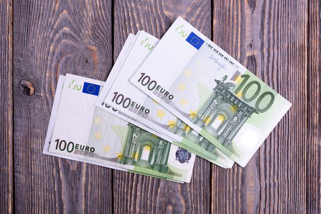 Euro contant geld bankbiljetten op een donkere houten achtergrond.