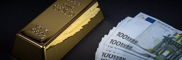 Euro contant geld en goudstaaf. Bankbiljetten. Geld. Bill. Ingot. Bullion.