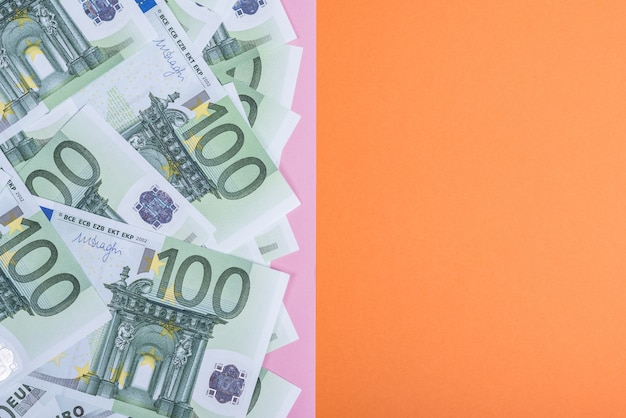 Euro contant geld op roze en oranje