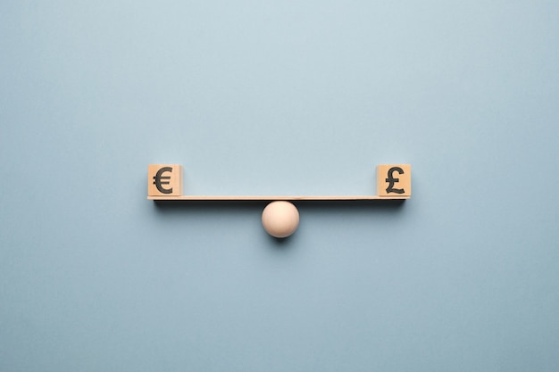Foto la valuta euro equivale alla sterlina inglese sulla bilancia.