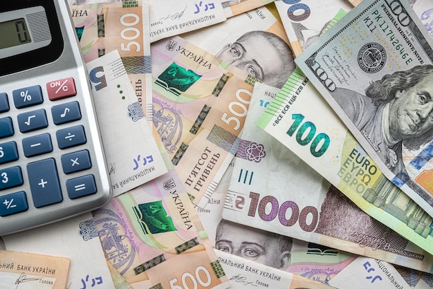 Евро доллары гривна валюта с калькулятором Финансовый фон Экономия денег или концепция обмена