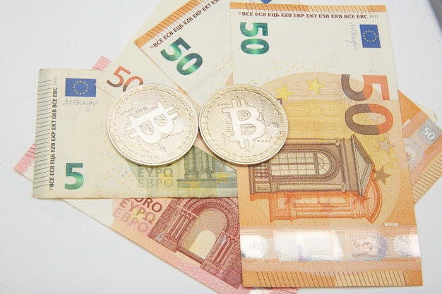 Foto euro en bitcoin bankbiljetten cryptocurrency en blockchain concept op witte achtergrond plat leggen