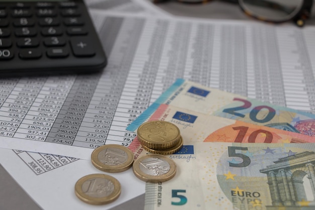 Euro- en euromunten die op het financiële schema liggen