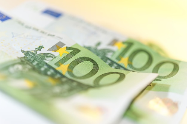 Euro geld, Euro contant geld achtergrond. Bankbiljetten van de Europese Unie op een witte achtergrond. Detailopname. Ondiepe scherptediepte.