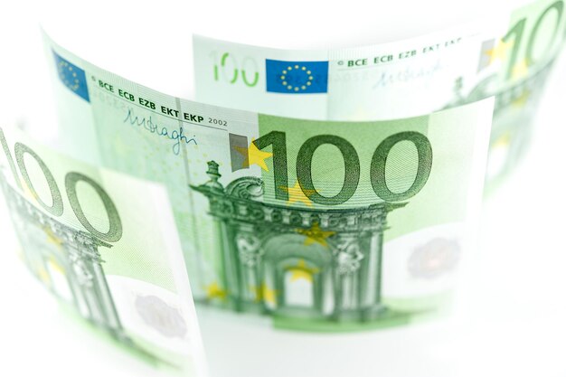 Euro geld, Euro contant geld achtergrond. Bankbiljetten van de Europese Unie op een witte achtergrond. Detailopname. Ondiepe scherptediepte.