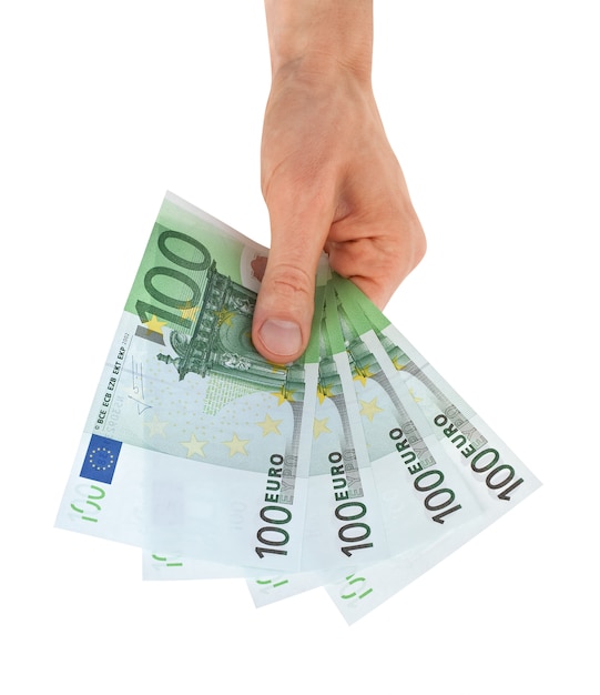 Euro geld in een hand die op wit wordt geïsoleerd