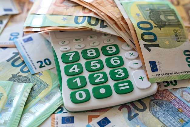 Euro geld met rekenmachine, financiënconcept