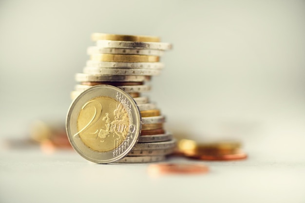 Euro geld valuta Succes rijkdom en armoede armheid concept Euromunten stapel op grijze achtergrond met kopieerruimte