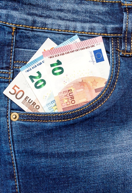 Euro in voorzak jeans