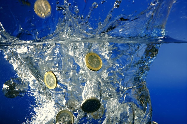 Euro munten vallen in water