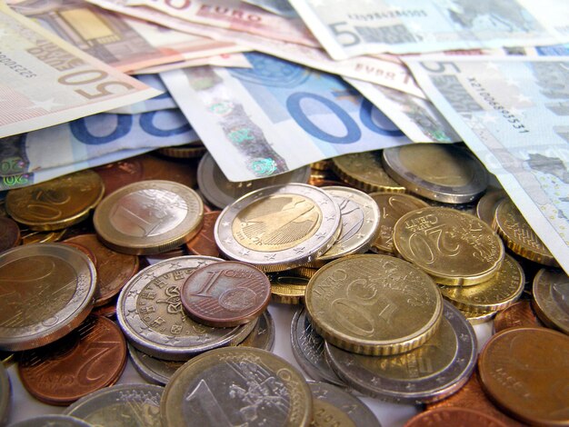 유로 지폐와 동전 유럽 연합