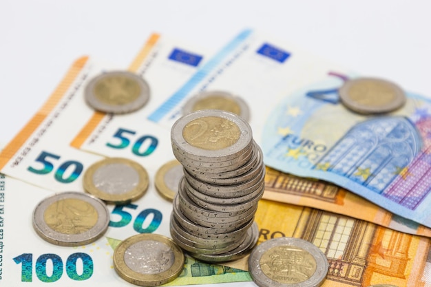 Banconote in euro e monete impilate. affari, successo, finanza, crescita del denaro e concetto di risparmio di denaro