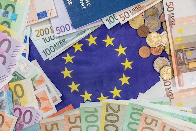 写真 欧州紙幣 背景に国旗が描かれている