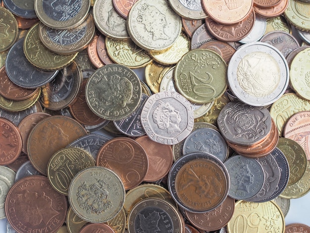 Монеты евро и фунты
