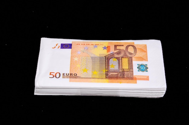 Euro stapel bankbiljetten kopieert over een zwarte achtergrond