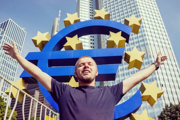 Foto simbolo dell'euro a francoforte