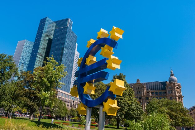 EURO-teken bij het financiële district in Frankfurt