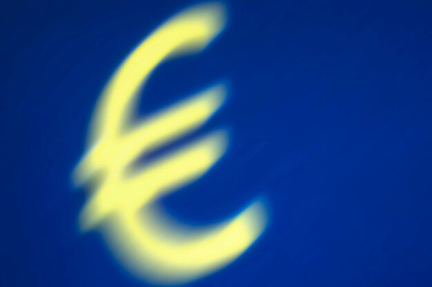 Foto euro teken op blauwe achtergrond
