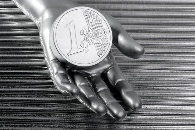 Euro zilveren munt van futuristische metallic zilveren hand