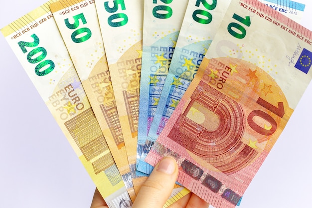 Eurobankbiljet in de hand van de vrouw Concept van het betalen van belastingen aan het eind van een jaar