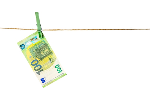 Foto eurobankbiljetten die aan een waslijn hangen tegen wit achtergrond witwasconcept