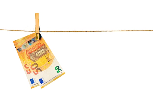 Eurobankbiljetten die aan een waslijn hangen tegen wit achtergrond witwasconcept