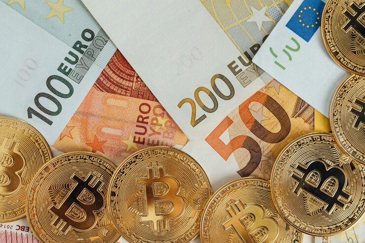 Eurobankbiljetten en Bitcoin cryptocurrency-investeringsconcept. Euro geld en Crypto valuta gouden bitcoin munt.
