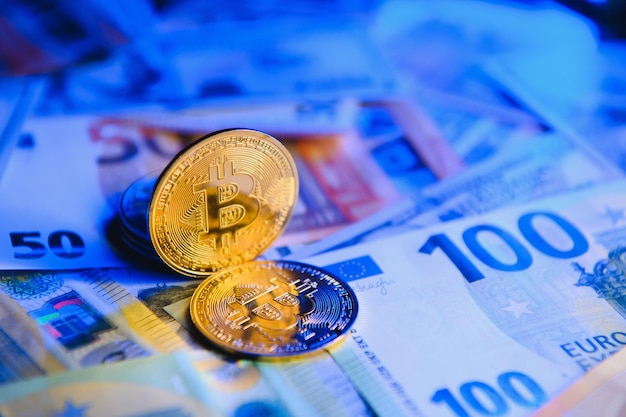 Eurobankbiljetten en -munten dollarbankbiljetten met bitcoin Foto van hoge kwaliteit