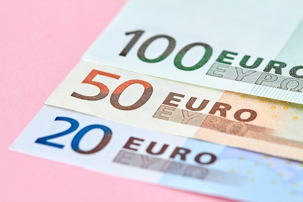 Eurobankbiljetten op roze achtergrond