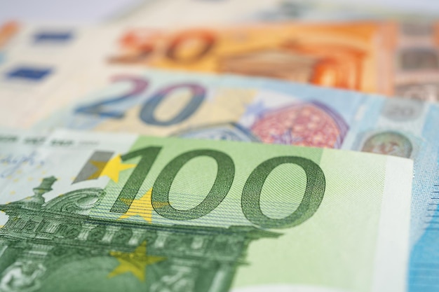 Eurobankbiljetten op spreadsheetpapier Bankrekening Investering Analytisch onderzoek data economie handel Bedrijfsconcept