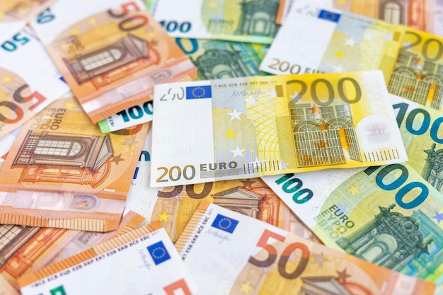 Eurobiljetten van verschillende waarde Verschillende eurobankbiljetten voor de achtergrond en textuur