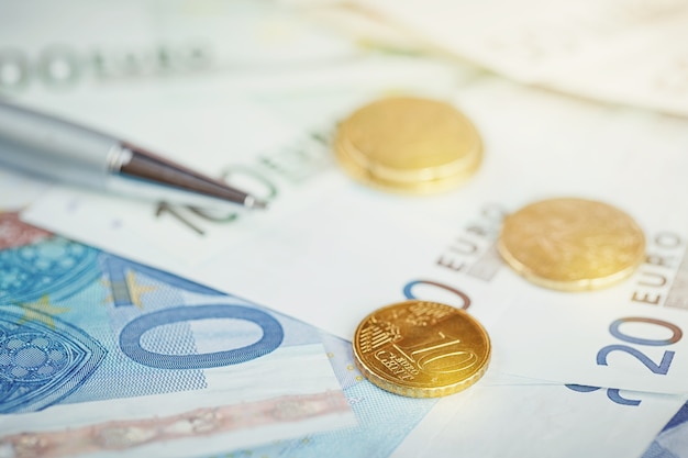 Eurogeld: close-up van bankbiljetten en munten. Financieel concept