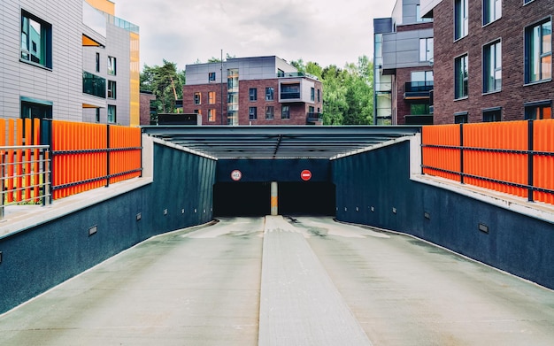 Europa Architectuur van Europese moderne garage en een woongebouwenwijk