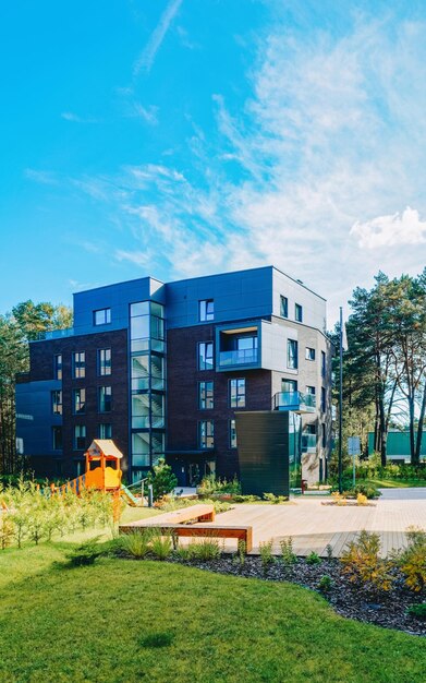 Europa Kinderspeelplaats bij complex van flatgebouwen. En buitenfaciliteiten.