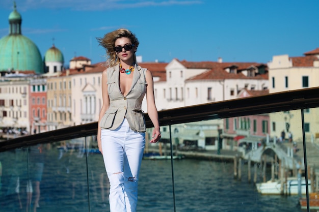 Europa reizen vakantie vrouw op beroemde reisbestemming in Venetië elegante dame mode dre dragen