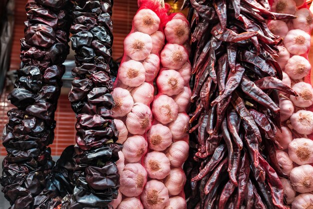 Europa, Spanje. Bundels droge knoflook en hete pepers op de markt van Barcelona