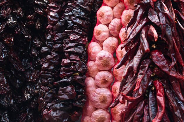 Europa, Spanje. Bundels droge knoflook en hete pepers op de markt van Barcelona