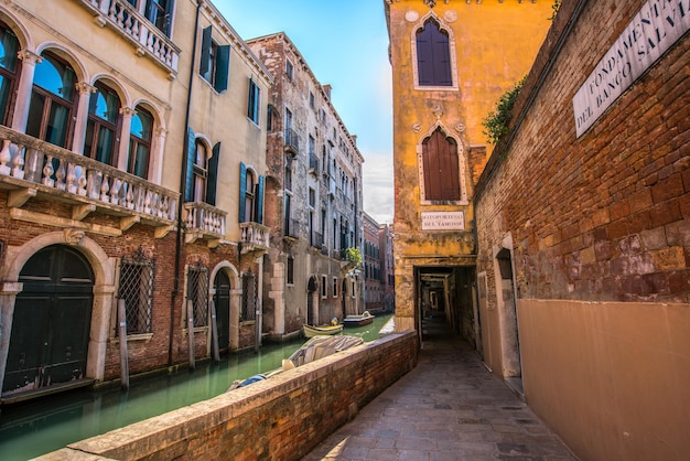 Europa. Venetië. Italië. Prachtige middeleeuwse straat en gracht