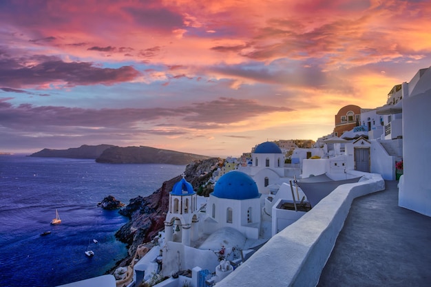 Europa zomer bestemming. Reizend concept, zonsondergang schilderachtig beroemd landschap van Santorini-eiland Oia