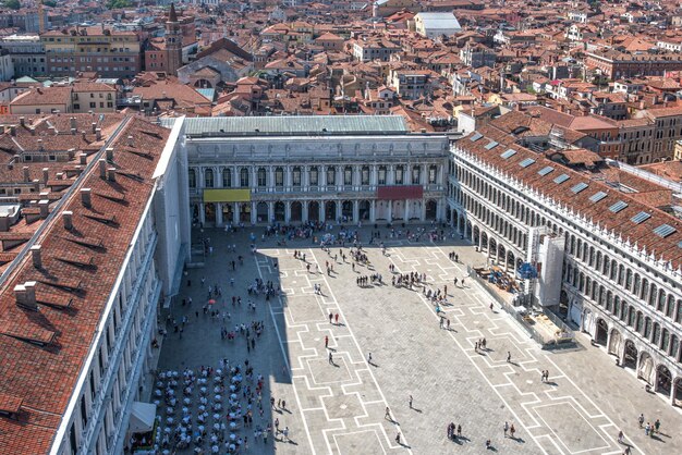 ヨーロッパ。イタリア。ヴェネツィアの有名なサンマルコ広場の空撮。