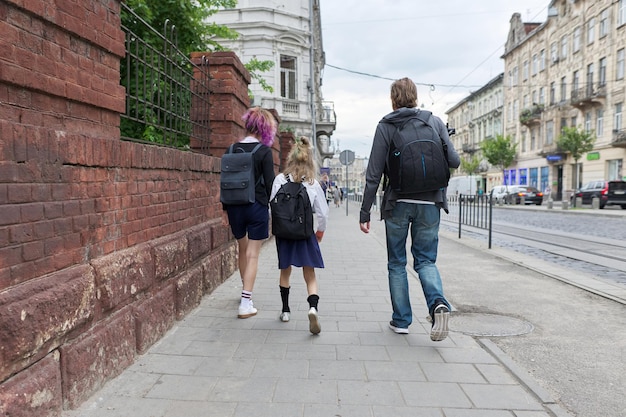 ヨーロッパ、リヴィウ、街の通りを歩いている人々、バックパックを持って学校に通っている小学生