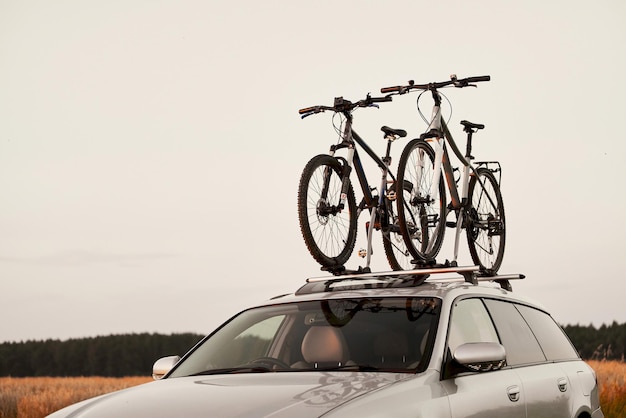 Photo europe poland gdansk august 27 2023 car with thule bike rack subaru legacy ready for a cycling adventure