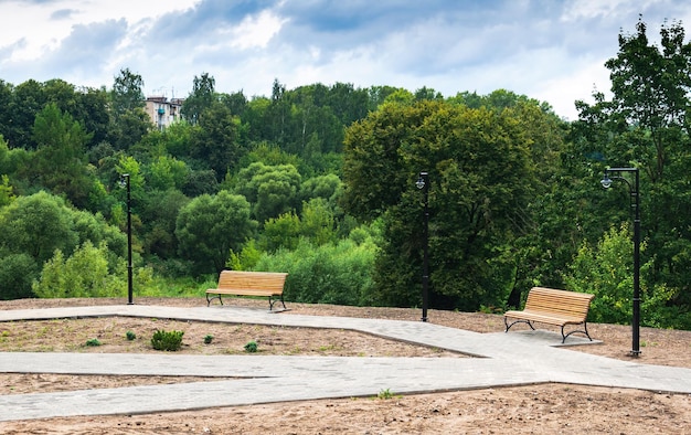 都市公園の夏のベンチでヨーロッパ ロシア都市景観