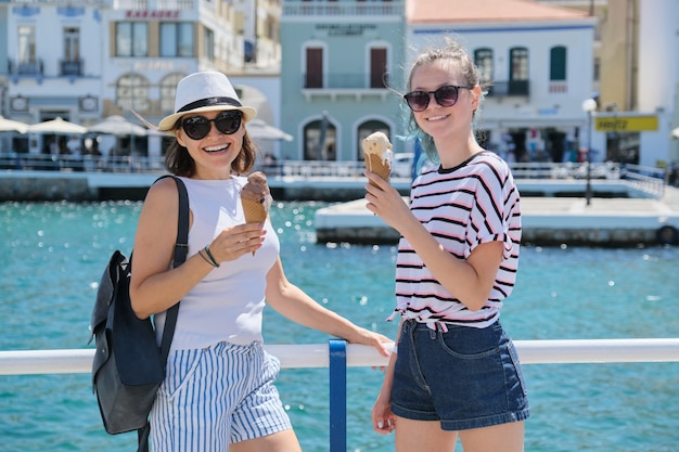 Vacanza in crociera di viaggio turistico in europa, madre e figlia con gelato