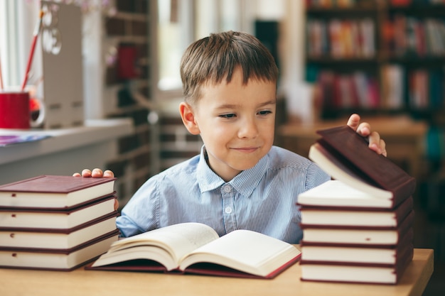 Европейский мальчик исследует книги