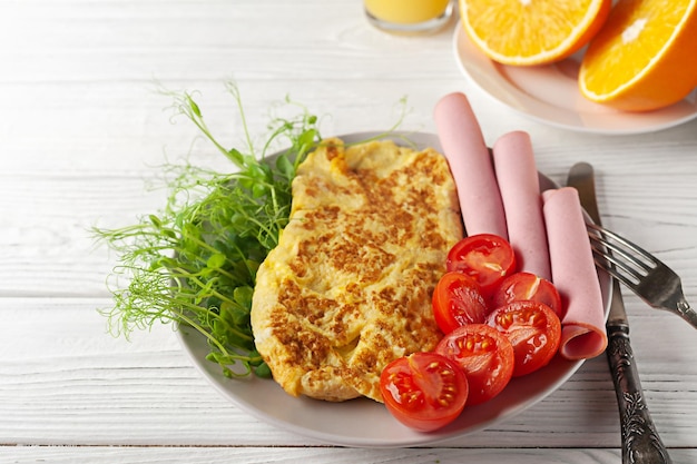 Colazione europea una colazione leggera a base di frittate francesi con salsiccia pomodori e microgreens